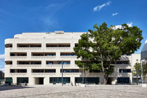  Die zurückspringenden Geschosse in der sechsten und siebten Etage schaffen Platz für große Terrassen mit Ausblick auf die ehemalige Blumenhalle und das gegenüberliegende Jüdische Museum. 