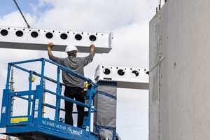  Verbunddecken aus Holz und Beton werden auf der Baustelle kombiniert mit Deltabeam-Trägern. 