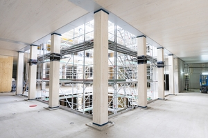  Die verschiedenen Bereiche sind im Inneren rund um ein Atrium modular angelegt. 