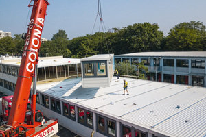  Montage eines Containergebäudes: Die vorbereiteten Einheiten müssen nur noch Ort zusammengesetzt werden. 