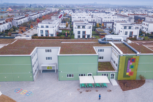  Der dreigeschossige Baukörper ist mit 2.500 m² Schulfläche ein großer temporärer Schulkomplex. Insgesamt 164 Containereinheiten wurden verbaut. 