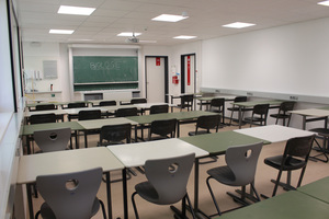  Die Klassenzimmer sind sehr hell, funktional gestaltet und mit klassischer Kreidetafel aber auch mit moderner Medientechnik ausgestattet. 