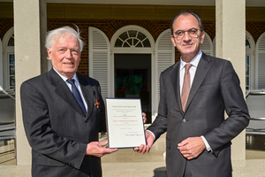  er Ehrenpräsident des Zentralverbands Deutsches Baugewerbe, Dr.-Ing. Hans-Hartwig Loewenstein (links), wurde am 18. März 2022 mit dem Verdienstkreuz 1. Klasse des Verdienstordens der Bundesrepublik Deutschland ausgezeichnet. Die Ehrung nahm der hessische Finanzminister, Michael Boddenberg, vor. 