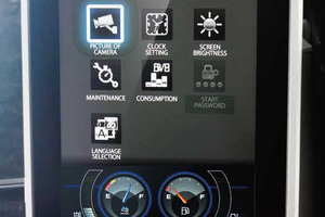  Der 10-Zoll-Farbmonitor liefert wichtige Maschinen-Informationen auf einen Blick. 