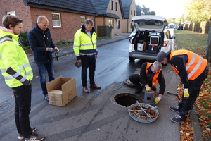  Mitarbeiter von Funke Kunststoffe nehmen regelmäßig an Ortsbegehungen wie hier in Warendorf teil. Auf diese Weise können Praxiserfahrungen direkt für eventuelle Produktoptimierungen genutzt werden. V.l.n.r.: Nicolas Rosendahl (Abwasserbetrieb Warendorf), Dirk Große-Farwick und Dieter Jungmann (Funke Kunststoffe GmbH) sowie Jörn Werfelmann und Marvin Backhofe (Angelkort Schädlingsbekämpfung GmbH). 