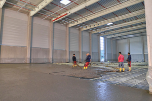  Eine zweilagige Folie dient als Gleit- und Trennschicht für den 22 cm hohen Bodenaufbau mit Fußbodenheizung. 