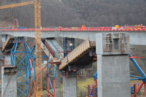  Die Besonderheit der Filstalbrücke ist ihre semiintegrale Bauweise. Überbau und Pfeiler sind dabei mit selbstverdichtendem Beton monolithisch verbunden. 