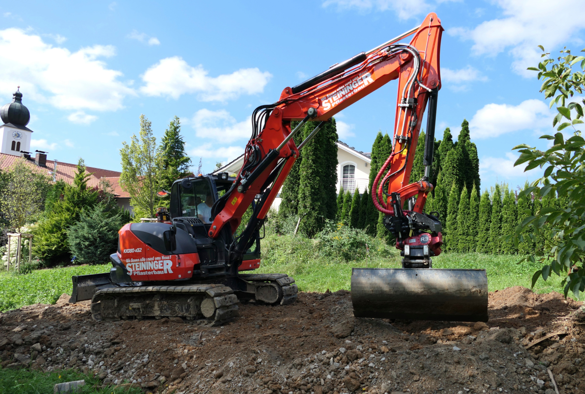 Der Kubota-Midibagger KX080-4alpha2 ist mit einem Rototilt R3 für Trägergeräte von 6 bis 12 t ausgestattet.