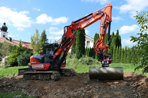  Der Kubota-Midibagger KX080-4alpha2 ist mit einem Rototilt R3 für Trägergeräte von 6 bis 12 t ausgestattet. 