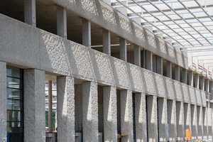 Das neue KTM-Logistigzentrum erhält eine Beton-Fassade in Naturstein-Optik 