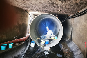  Außergewöhnlich groß ist der zu verfüllende Ringraum im Hauptkanal. Angesichts seiner Größe von 3,50 m Breite und 2,50 m Höhe wirkt selbst das GFK-Rohr DN 2200 klein. 