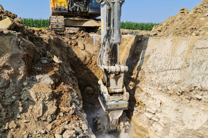  Schwierige Bedingungen im Untergrund hatten Fachleute des Bauunternehmens Carl Heuchel bei Erschließungsarbeiten im mittelfränkischen Unterschwaningen. 