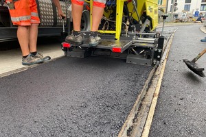  Reparatur im Tram-Gleis: Der AFT 150-2 passt genau und perfekt in den 1,30 m breiten Straßenbahn-Gleis. 3,0 cm stark muss darin der Asphalt gleichmäßig eingebaut Einsatz beim Breitbandausbau in Gärtringen (Baden-Württemberg): Eine knickgelenkte Ammann ARX 12-Aufsitzwalze verdichtet hinter dem AFW 150-2 (r.).  