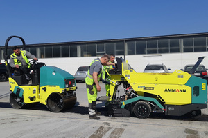  Einsatz beim Breitbandausbau in Gärtringen (Baden-Württemberg): Eine knickgelenkte Ammann ARX 12-Aufsitzwalze verdichtet hinter dem AFW 150-2 (r.). 