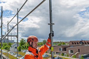  Das Fassadengerüst des Peri Up Gerüstbaukastens bietet Sicherheit im System, denn das Geländer für die nächste Ebene wird mit dem Easy Stiel ohne Zusatzbauteile von der unteren Gerüstlage aus montiert. 