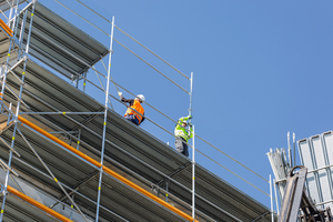  Vorlaufend sicher: Das Schäfer Gerüstbauteam arbeitet mit Peri Up nicht nur sicher und TRBS-konform, sondern aufgrund der systemintegrierten Sicherheit und leichter Einzelbauteile auch äußerst schnell. 