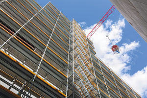  Baubegleitende Einrüstung: Nahezu 20.000 m² Peri Up Fassadengerüst inklusive notwendiger Treppenzustiege auf bis zu 22 m Höhe sind Bestandteil der baubegleitenden Gerüstbauarbeiten auf engstem Raum. 