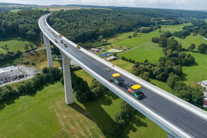  Einsatz in knapp 70 m Höhe: Das ausführende Unternehmen nutzte für den Deckschicht-Einbau auf der Aftetalbrücke Maschinen und digitale Lösungen von Vögele. 