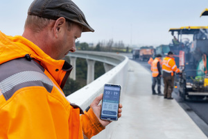  Alle Temperatur- und Einbaudaten im Blick: Mit den Anwendungen Witos Paving Docu und Jobsite Temp von Vögele konnte Einbaumeister Dennis Voss alle Abläufe optimal koordinieren und eine hohe Einbauqualität sichern.  