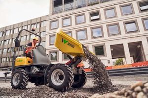  Wacker Neuson präsentiert kompakte Baumaschinen und -geräte, darunter Bagger, Radlader, Teleskoplader und Betontechnik sowie die akkubetriebenen Lösungen der zero emission Reihe. 