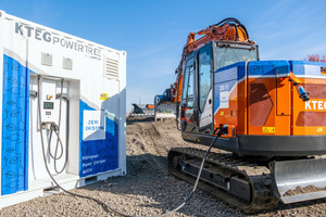  Die Schnellladebuchse am Powertree im Zusammenspiel mit dem ZE85, dem ersten elektrisch betriebenen Kompaktbagger der acht bis zehn Tonnen-Klasse. 