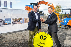  KTEG-Geschäftsführer Harald Thum (rechts) übergibt die ersten Maschinen aus dem Zero Emission Portfolio der KTEG an Maik Spindler (links), kaufmännischer Geschäftsführer der Kiesel GmbH. 