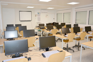  Neben 14 Klassenzimmern sind in der Anlage auch Lehrerzimmer, Büros oder Fachräume untergebracht. 