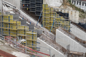  Das Wasser wird durch drei Druckrohrleitungen mit einem Querschnitt von jeweils 10,4 m x 12,75 m und einem Gefälle von 26,5 Grad in die Tiefe stürzen und gezielt auf die drei Kaplan-Turbinen gelenkt. Zu Herstellung der stark geneigten Wände kam die Rahmenschalung Framax Xlife abgetreppt zum Einsatz. 