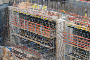  Das Auslaufbauwerk leitet das Wasser zurück in den Inn-Fluss. Zusätzlich zur Rahmenschalung Framax Xlife und dem Traggerüst Staxo 100 waren als Deckenschalung kostengünstige Dokamatic-Tische im Einsatz. 