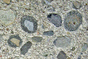  Bild 8: Zementlinsen mit Gesteinskörnern im Zentrum 