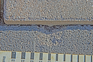  Bild 19: Kantenschäden an den Pflastersteinen der Rinne aufgrund „knirsch“ verlegter Pflastersteine 