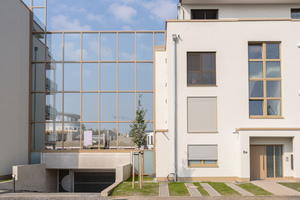  Große Schallschutzwände aus Glas schirmen die Garten- und Balkonflächen auf der Rückseite des Gebäudes vor der Geräuschentwicklung im Gewerbegebiet ab. 