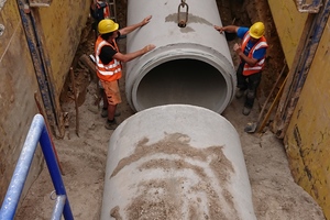 Ein 32 Meter langer Rückhaltekanal im Mischsystem wurde aus Stahlbetonrohren DN 1400 von der Finger-Beton Unternehmensgruppe mit einem Volumen von rd. 40 m³ erstellt. 