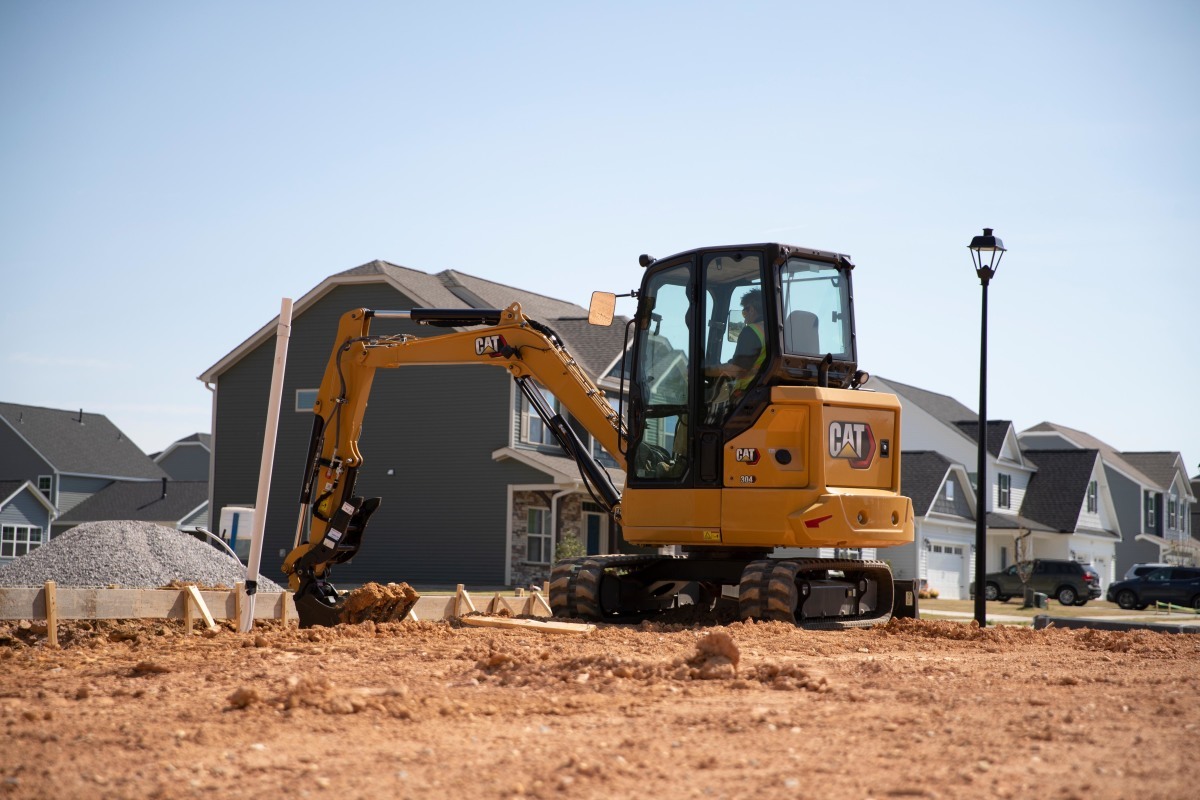 Der Cat 304 ist kompakter und wendiger geworden. Er ist schmaler als sein Vorgänger, bietet aber gute Standsicherheit und dank neuem Motor deutlich mehr Leistung.