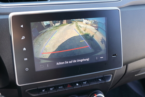  Das Bild der Rückfahrkamera wird auf den Multimediamonitor des On-Board-Infotainmentsystems „Easy Link“ projiziert. 