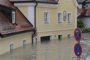  Extremes Hochwasser am 03. Juni 2013 in der Altstadt von Passau. Blick vom Römermuseum in die Lederergasse auf das sich ausbreitende Wasser des Inn. Dass eine Jahrtausendflut auch den ersten Stock erreichen kann, ist seit dem 15. August 1501 bekannt. Damals war der Wasserstand nochmals 30 cm höher. 