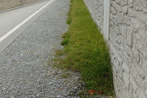  Hochwasserschutzlinie Passau, Abschnitt Lindau. Schutzmauer aus Betonfertigteilen, Randstreifen als Anschluss an die parallel verlaufende Bundesstraße B 388. Die strukturierte Sichtfläche der Fertigelemente entsteht während des Betongusses durch eine in die Schalung gelegte Matrize.  