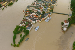  Extremes Hochwasser am 03. Juni 2013. Zusammenfluss von Inn (links), Donau und Ilz (rechts), mittig die Altstadt von Passau. Flussaufwärts an der Donaubrücke liegen Rathausplatz und Donaulände. Diese Uferpartie, die ab einem Pegelstand von 9 Meter überschwemmt wird, steht an diesem Tag 3,89 m unter Wasser. 