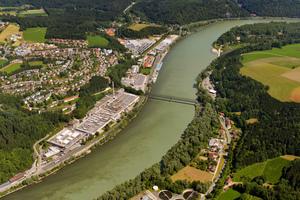  Normaler Wasserstand am 10. Juni 2014. Donau mit Eisenbahn-/Kräutlsteinbrücke. Blick in Fließrichtung, etwa 2 km unterhalb des Zusammenflusses mit Inn und Ilz. Links Industriebetrieb ZF Passau Werk 1 Grubweg und B 388. Am Berg liegt die Siedlung Grubweg, im Tal hinter der Brücke das Gebiet Lindau. 