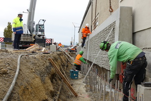  Lieferung der Betonteile per LKW auf Innenlader-Paletten. Die vorgefertigten Mauerelemente wurden beim Anhängen an den Autokran zentimetergenau so justiert und in die Horizontale gebracht, dass sie beim Absetzen exakt und schnell auf dem vorbereiteten Fundament fixiert werden konnten. 