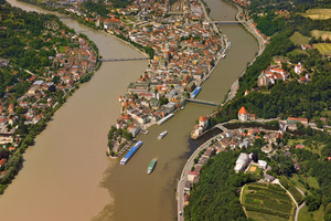  Leichtes/häufiges Hochwasser am 11. Juni 2010. Zusammenfluss von Inn (links), Donau und Ilz (rechts), mittig die Altstadt von Passau. Am Schiffsanleger zwischen den Donaubrücken liegen Rathausplatz und Donaulände. Diese Uferpartie, die ab einem Pegelstand von 9 Metern überschwemmt wird, ist dabei trocken geblieben. 