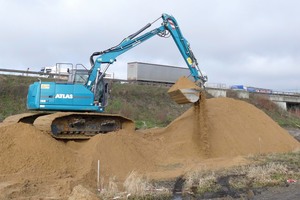  Der 160 LC bereitet die Sanierung eines Regenwasserauffangbeckens an der A 7 vor. 