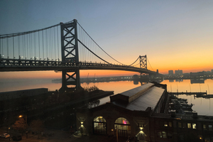  Die Benjamin Frank-lin Bridge, die Philadelphia (Pennsylvania) mit Camden (New Jersey) über den Delaware River verbindet, wird mit einem Camur-System der Protector AG überwacht. 