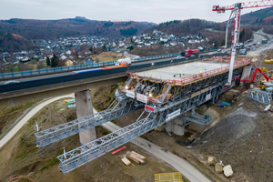  Die neue Brückenhälfte wird im Vorschubverfahren erstellt; der Überbau im zweiten Segment wird gerade betoniert. 
