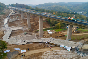  Bevor Neues wächst, muss Altes weichen: Die erste Hälfte der Brücke Eisern, die an ihrer höchsten Stelle mehr als 50 m über dem Talgrund aufragte, wurde gesprengt.  