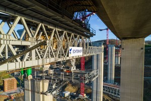  Das Vorschubgerüst, auf dem die Brücke taktweise über die Pfeiler geschoben wird; Takt 1 – der Weg ist noch weit. 