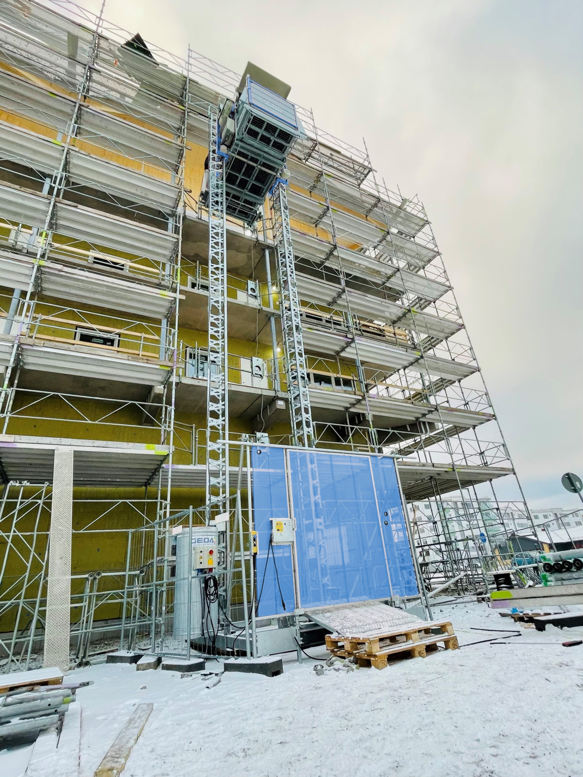 Freistehend und somit ohne aufwendige Verankerungen können Personen und Material auf der Baustelle vertikal transportiert werden.