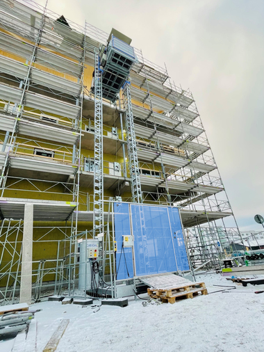 Freistehend und somit ohne aufwendige Verankerungen k?nnen Personen und Material auf der Baustelle vertikal transportiert werden.