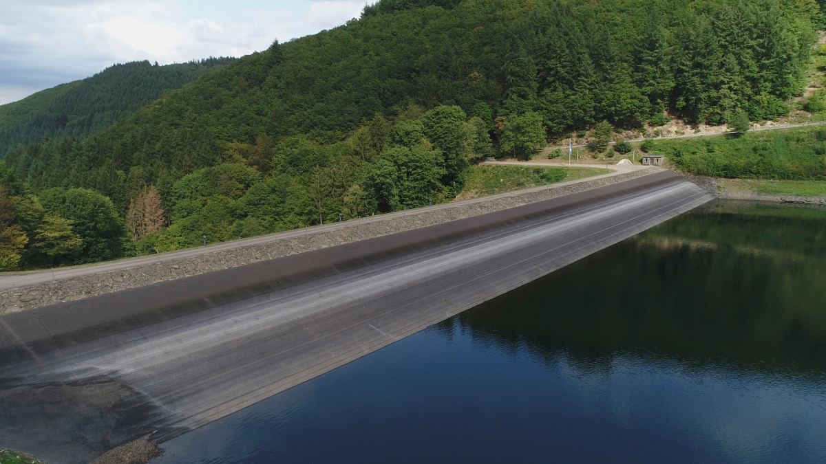 Die Riveristalsperre versorgt die Einwohner der Region mit Trinkwasser und produziert etwa 1.000.000 Kilowattstunden elektrische Energie pro Jahr.