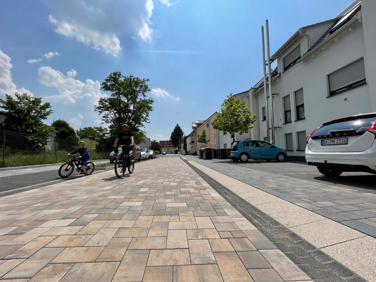 Die Jahnstraße in Griesheim wurde auf eine Fahrbahnbreite von 4,60 m eingeengt, inklusive beidseitig angeordneter Rinnen.